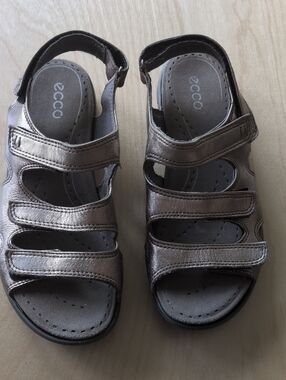 Clearance-closet! Ecco Three Strap Metallic Color Size 38  Sandals -